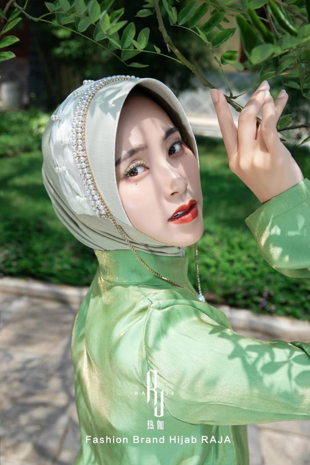 Nadia-Sage Radiance Pearl e Rhinestone Chain Hijab Cap