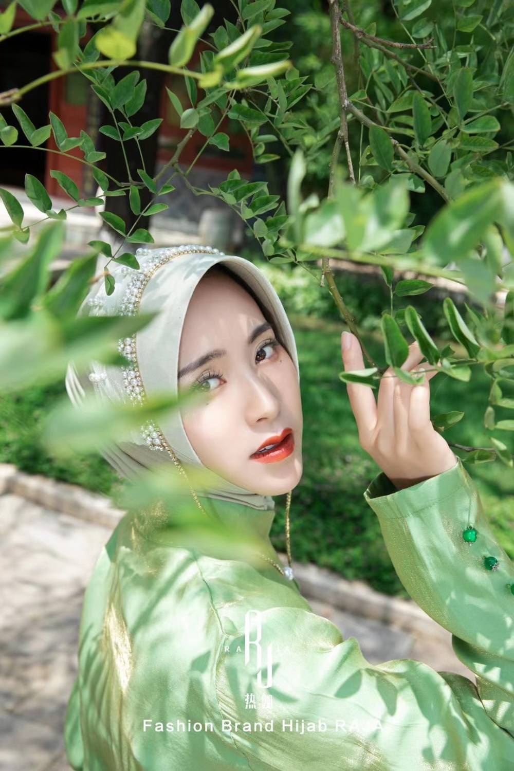 Nadia-Sage Radiance Pearl e Rhinestone Chain Hijab Cap