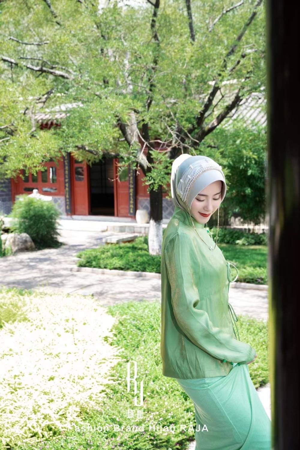 Nadia-Sage Radiance Pearl e Rhinestone Chain Hijab Cap