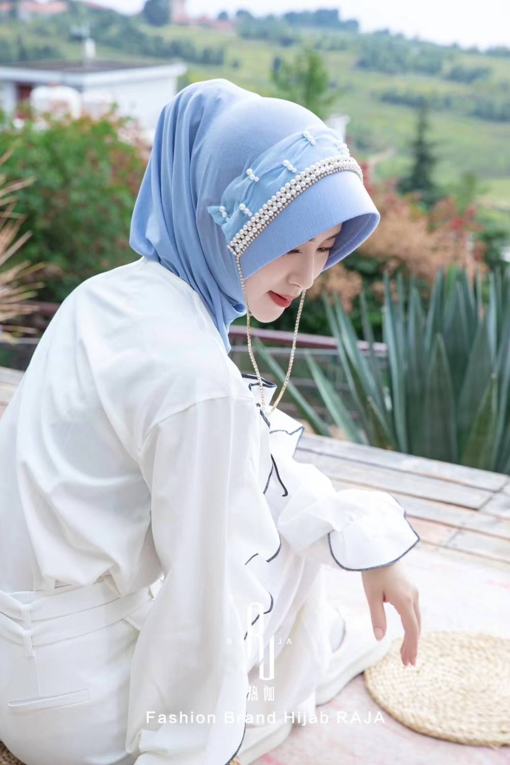 Nadia-Sky Blue Radiance Pearl e Rhinestone Chain Hijab Cap