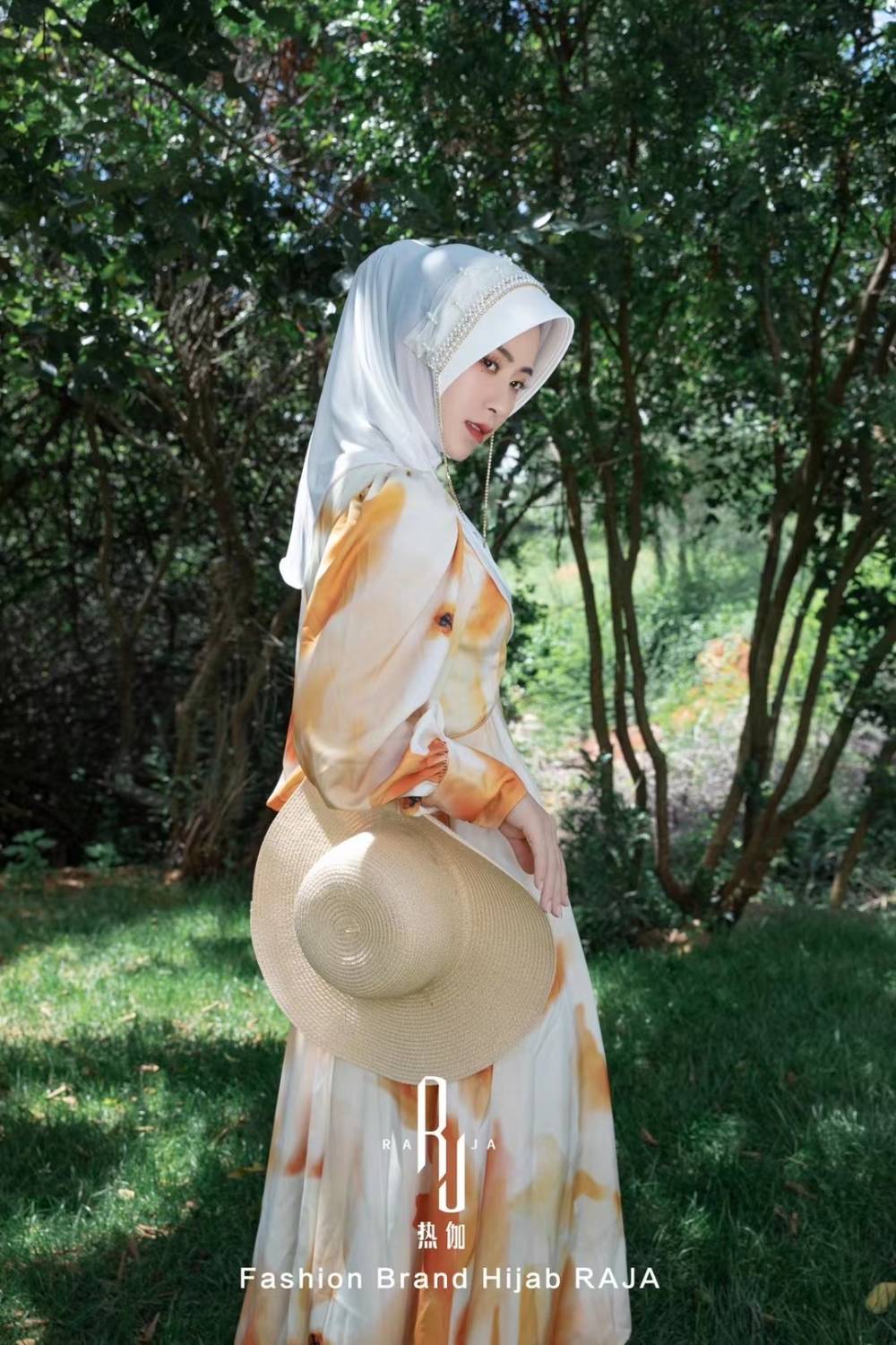 Bonnet Hijab Nadia-White Radiance avec chaîne en perles et strass