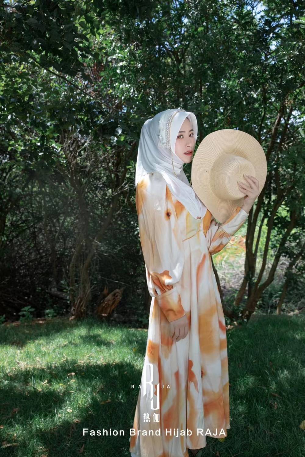 Bonnet Hijab Nadia-White Radiance avec chaîne en perles et strass