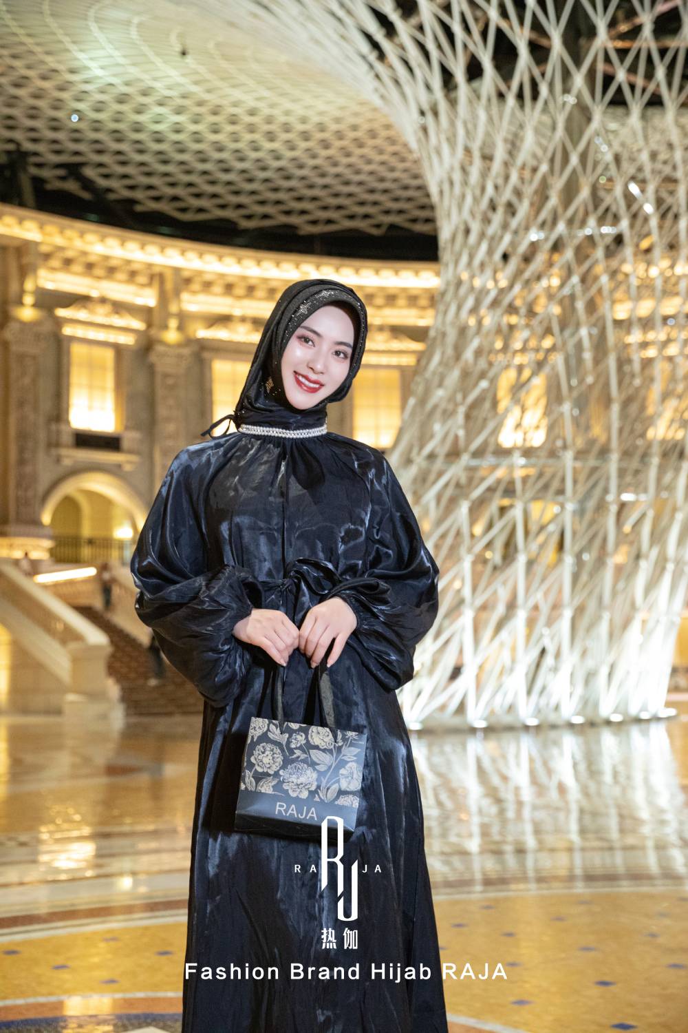 Haniya-Casquette Hijab Noire avec Cordon de Serrage et Étoiles Perlées