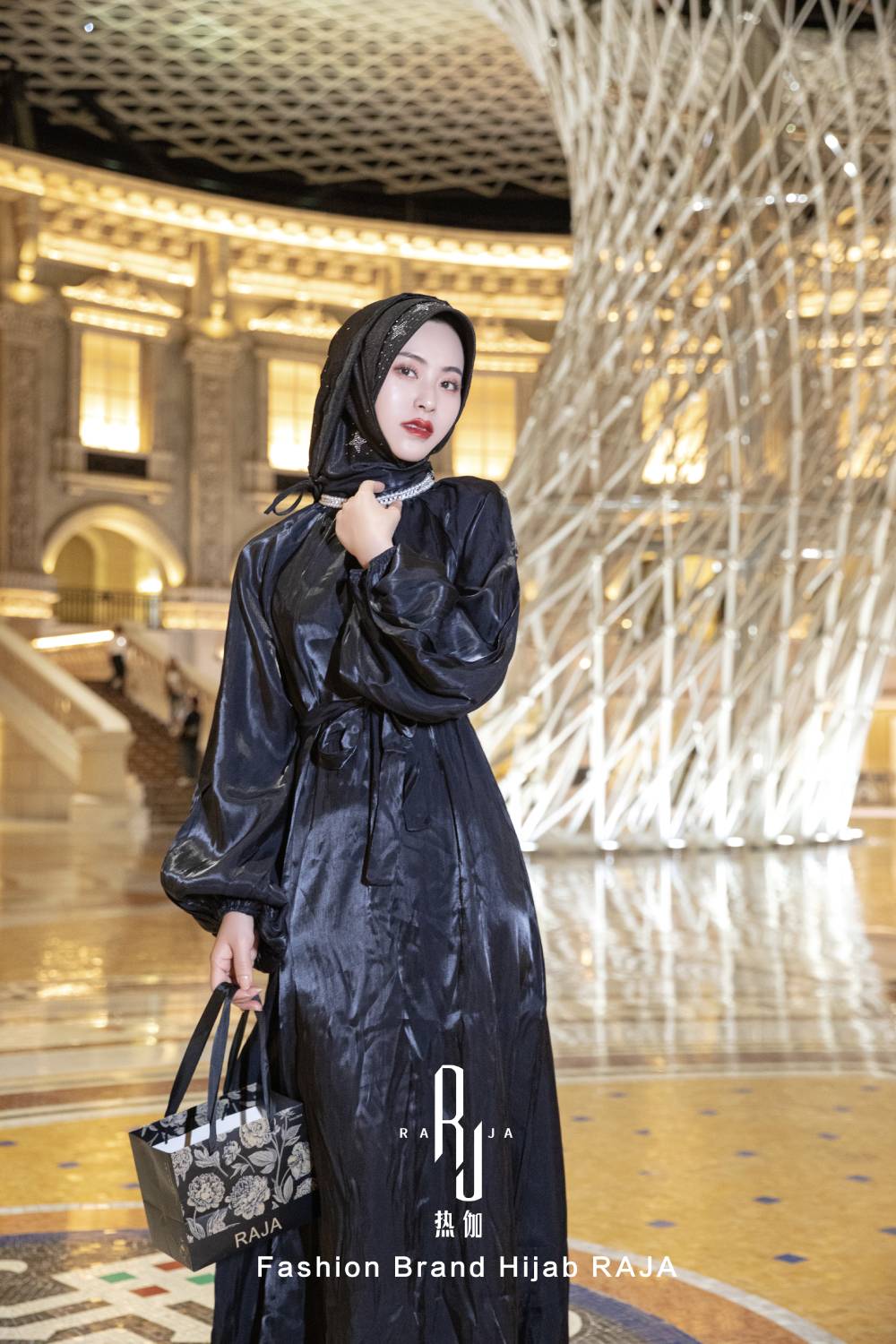 Haniya-Casquette Hijab Noire avec Cordon de Serrage et Étoiles Perlées