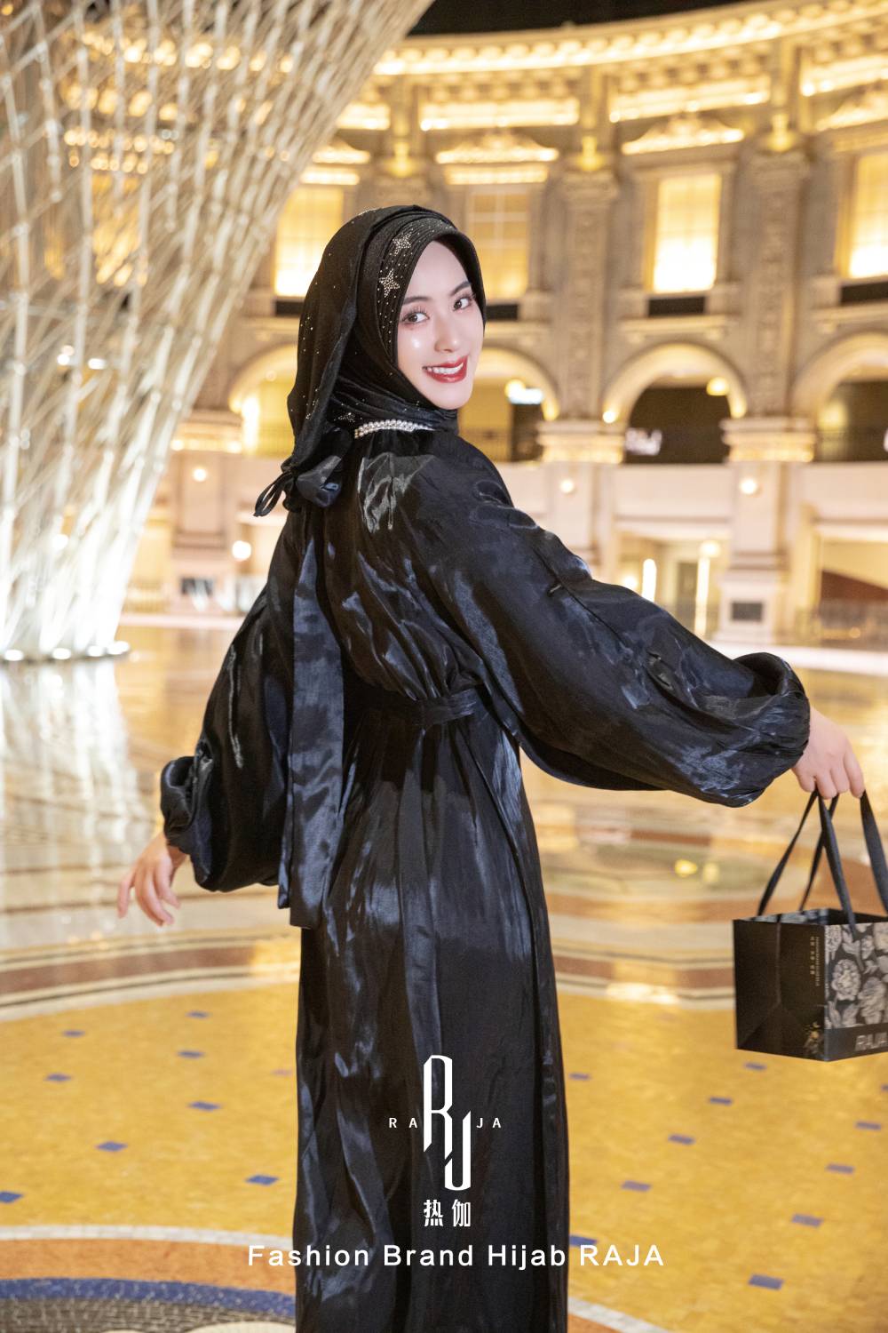 Haniya-Casquette Hijab Noire avec Cordon de Serrage et Étoiles Perlées