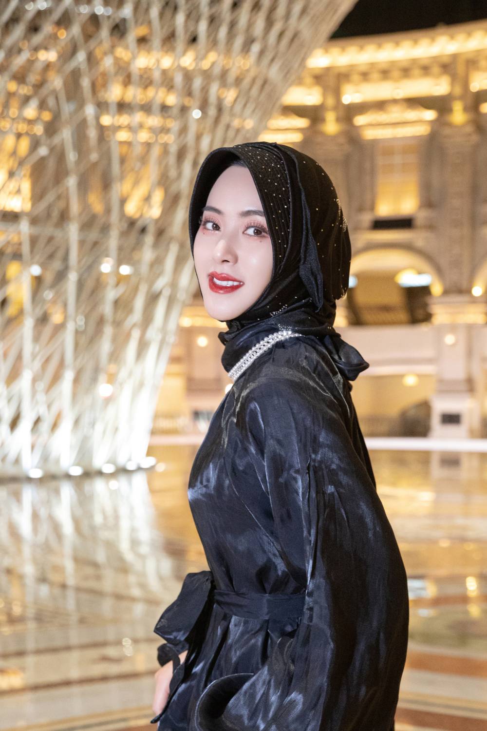 Haniya-Casquette Hijab Noire avec Cordon de Serrage et Étoiles Perlées