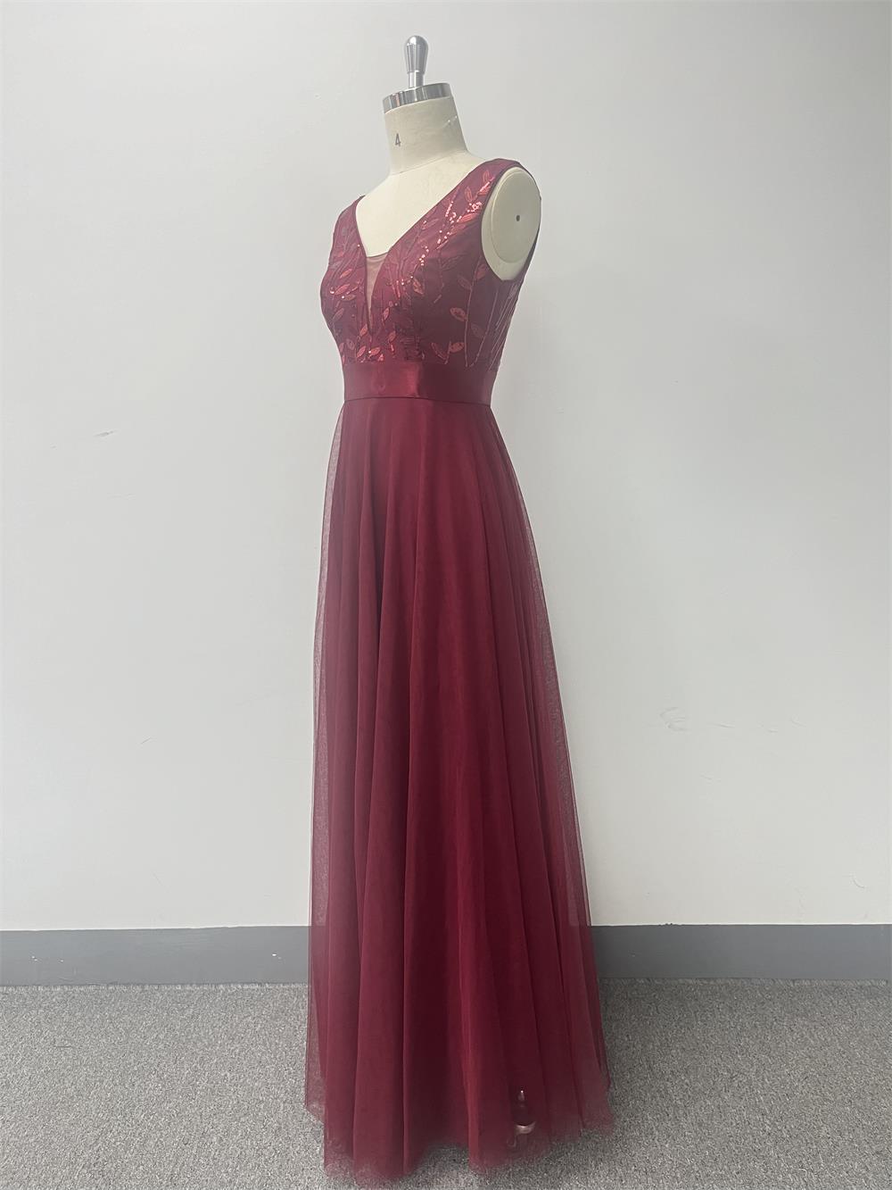 Večerní šaty Sassy s výstřihem do V, bez rukávů, třpytivým živůtkem, áčkovou tylovou sukní a páskem