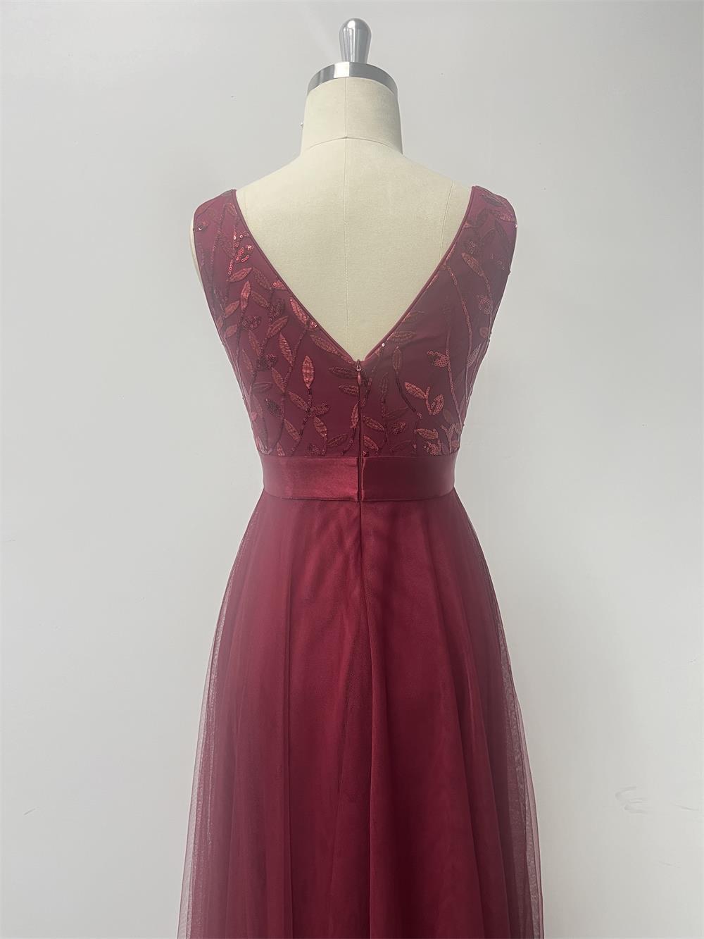 Večerní šaty Sassy s výstřihem do V, bez rukávů, třpytivým živůtkem, áčkovou tylovou sukní a páskem