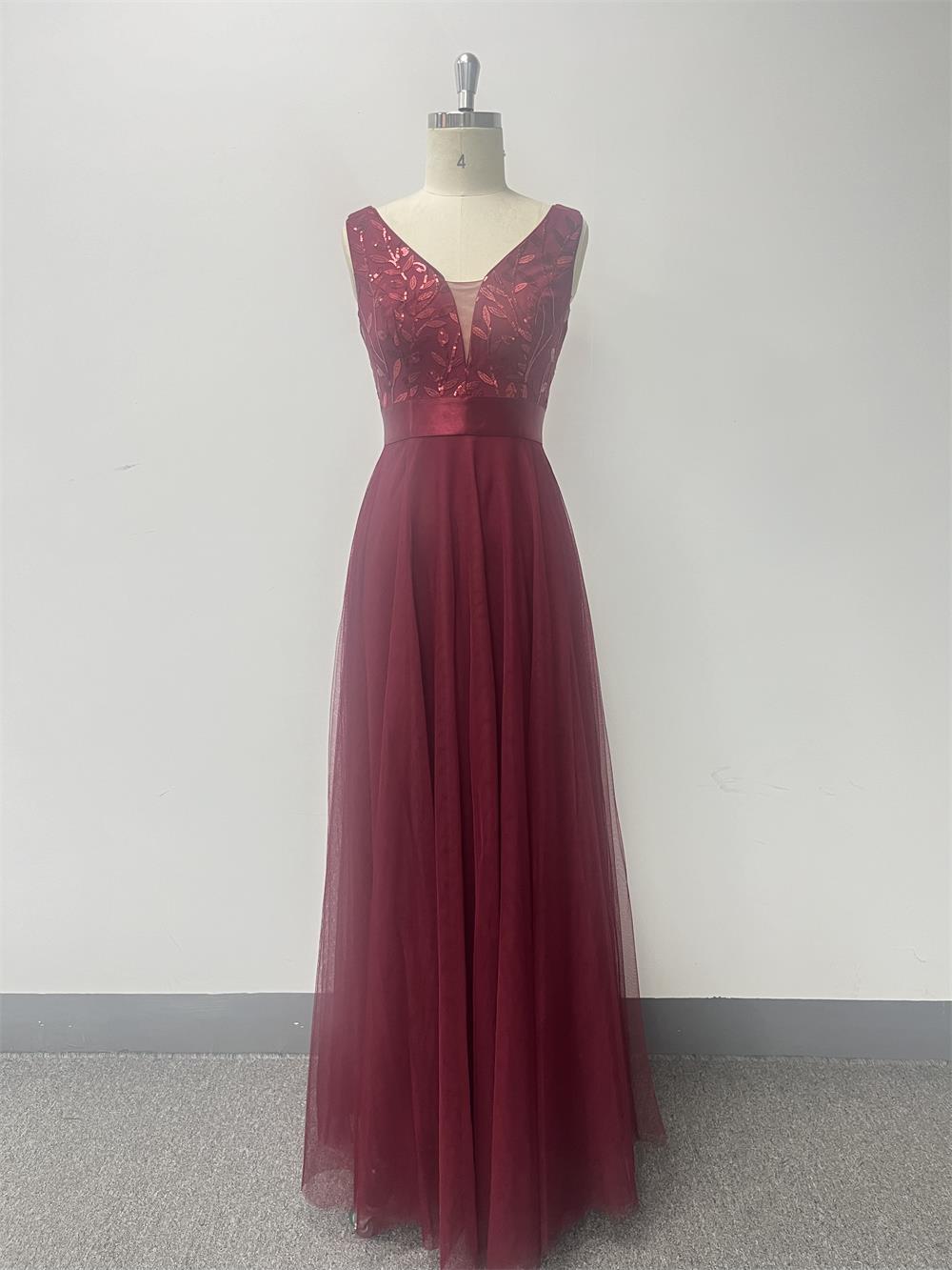 Večerní šaty Sassy s výstřihem do V, bez rukávů, třpytivým živůtkem, áčkovou tylovou sukní a páskem