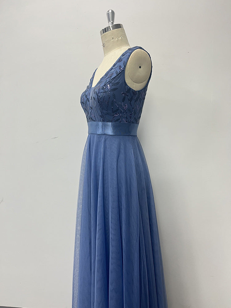 Večerní šaty Sassy s výstřihem do V, bez rukávů, třpytivým živůtkem, áčkovou tylovou sukní a páskem