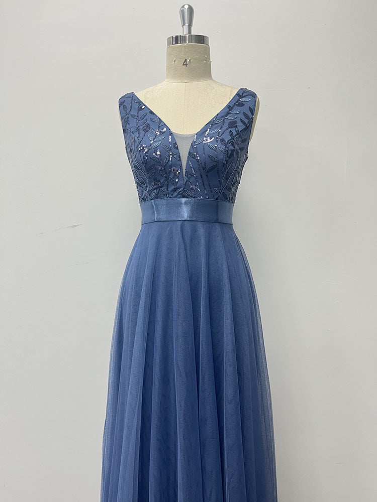 Večerní šaty Sassy s výstřihem do V, bez rukávů, třpytivým živůtkem, áčkovou tylovou sukní a páskem