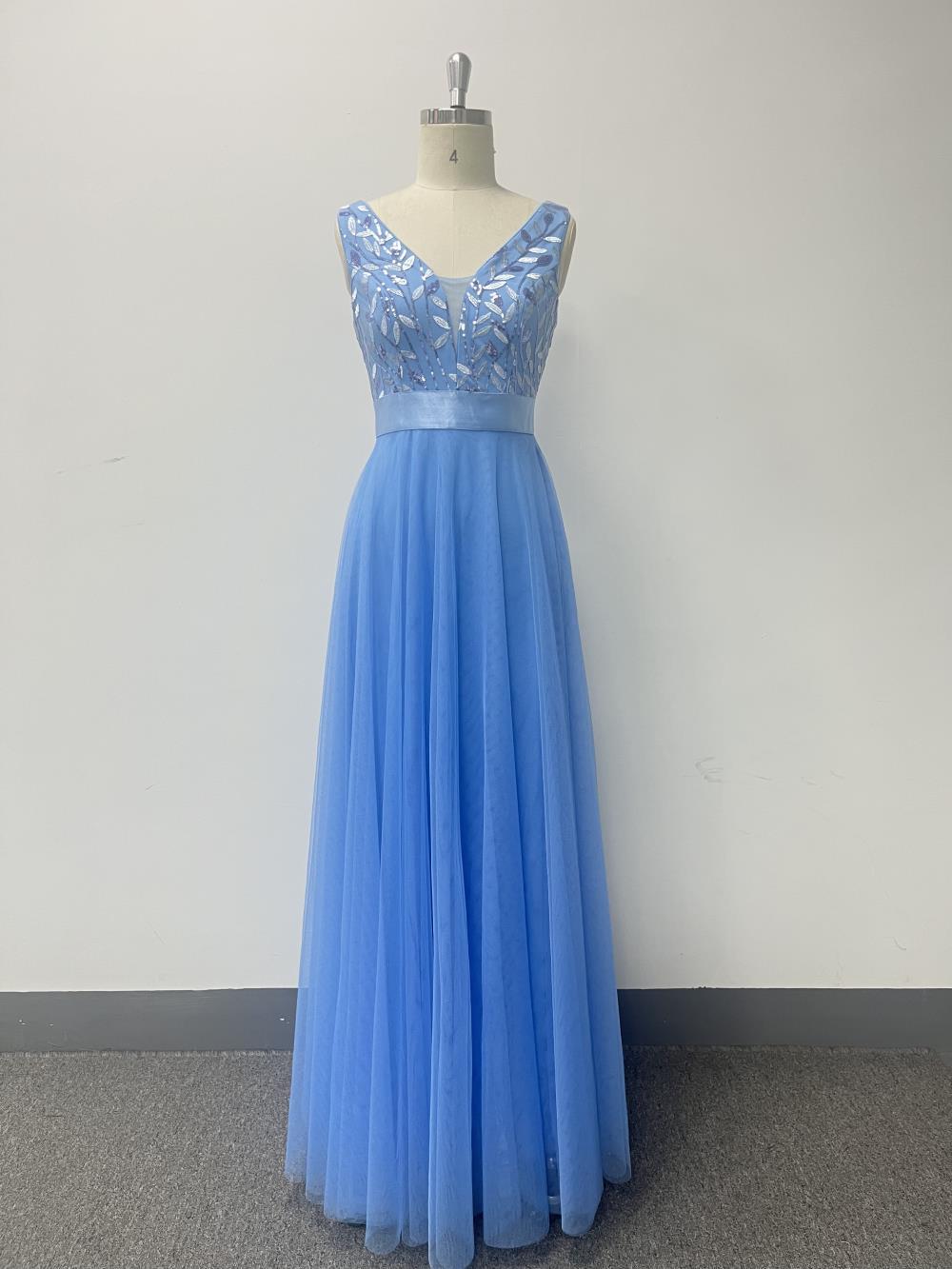 Večerní šaty Sassy s výstřihem do V, bez rukávů, třpytivým živůtkem, áčkovou tylovou sukní a páskem