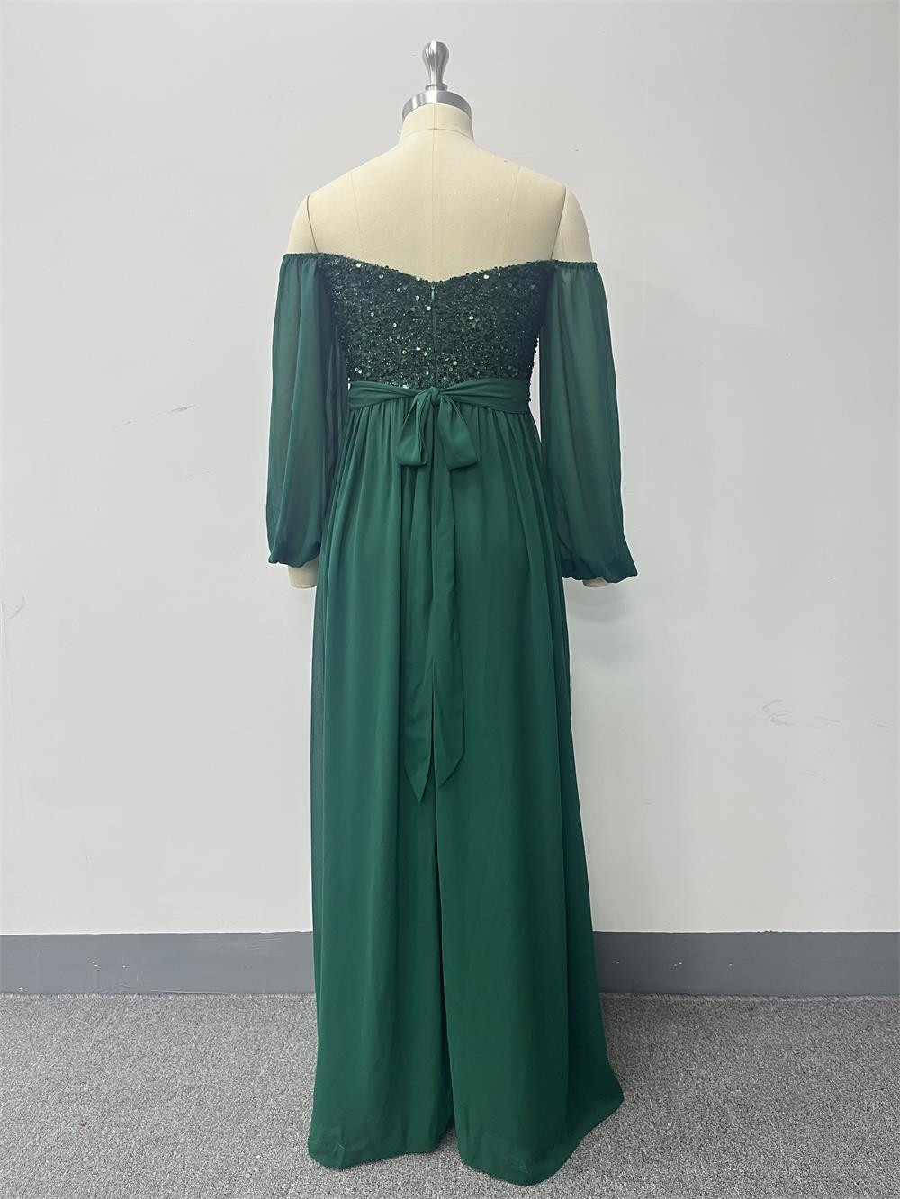 Všestranné večerní šaty s dlouhými volnými rukávy spadlými z ramen, flitrovaným živůtkem a áčkovou sukní s rozparkem