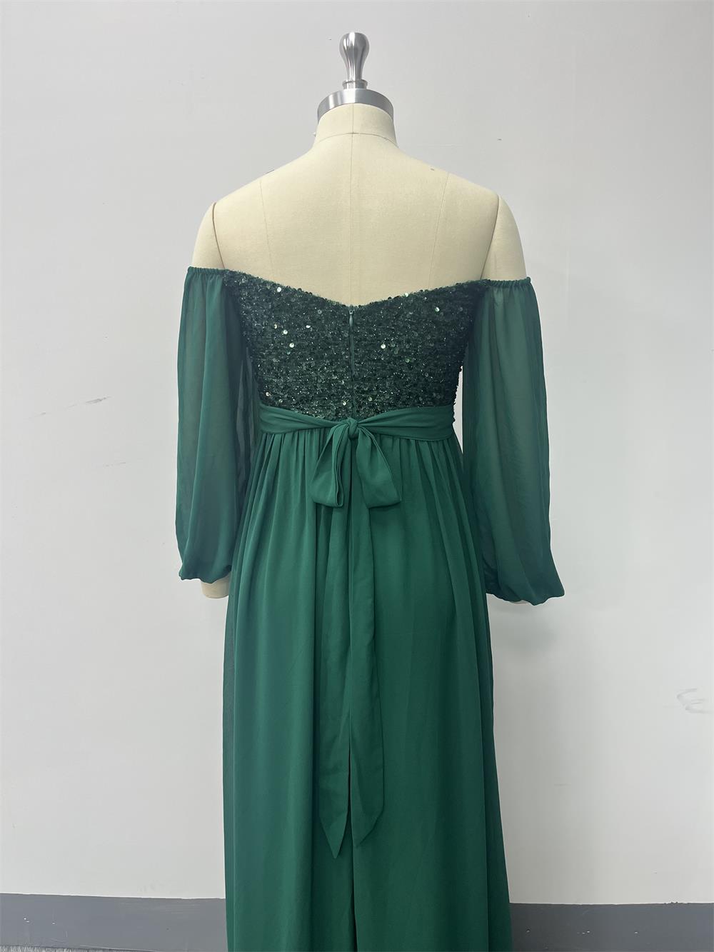 Všestranné večerní šaty s dlouhými volnými rukávy spadlými z ramen, flitrovaným živůtkem a áčkovou sukní s rozparkem