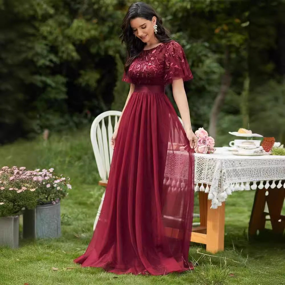 Krátké zvonové rukávy, výstřih do oblouku, korzet s flitry, áčková tylová večerní šaty s páskem