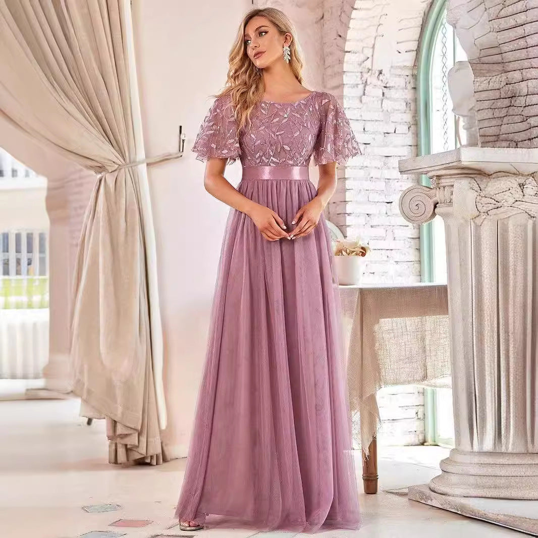 Krátké zvonové rukávy, výstřih do oblouku, korzet s flitry, áčková tylová večerní šaty s páskem