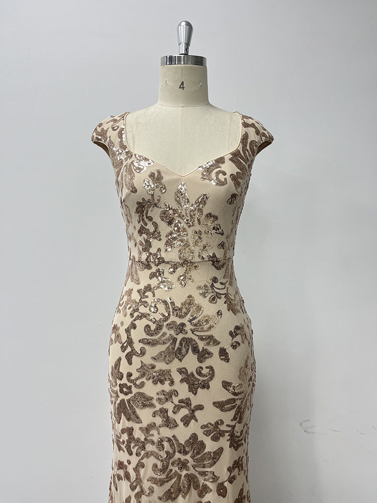 Přitažlivé večerní/formální maxi šaty s květinovým vzorem, královský výstřih Queen Anne a krátkými rukávy typu cap sleeve