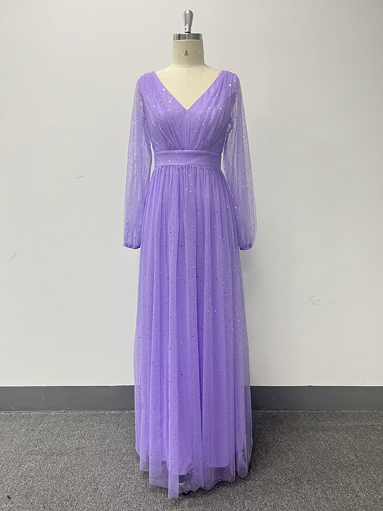 Třpytivé večerní šaty s dlouhými rukávy, výstřihem do V a áčkovou sukní s rozparkem