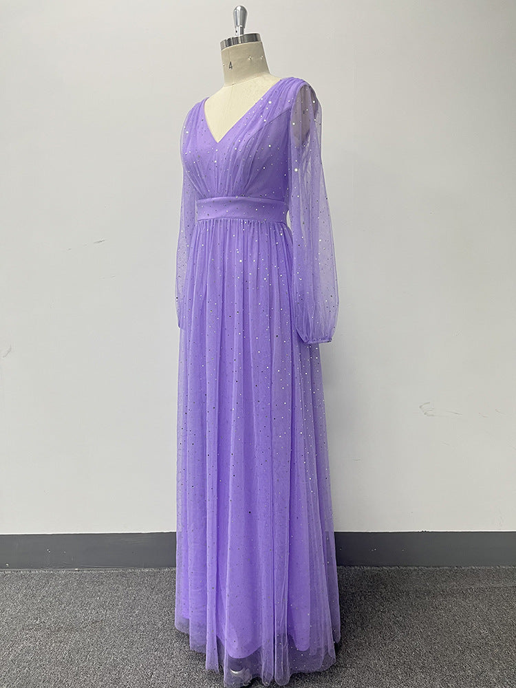 Třpytivé večerní šaty s dlouhými rukávy, výstřihem do V a áčkovou sukní s rozparkem