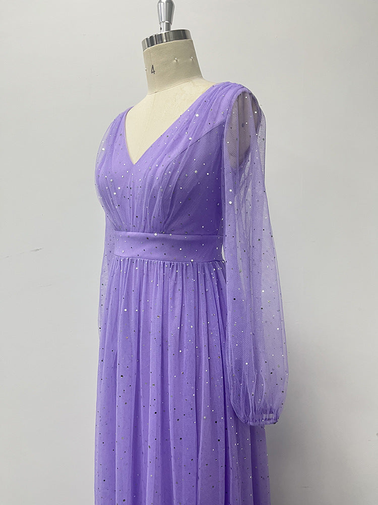 Třpytivé večerní šaty s dlouhými rukávy, výstřihem do V a áčkovou sukní s rozparkem