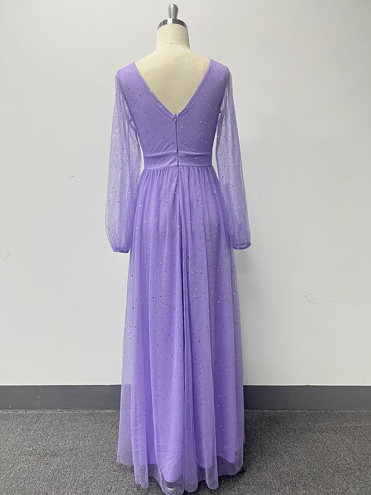 Třpytivé večerní šaty s dlouhými rukávy, výstřihem do V a áčkovou sukní s rozparkem