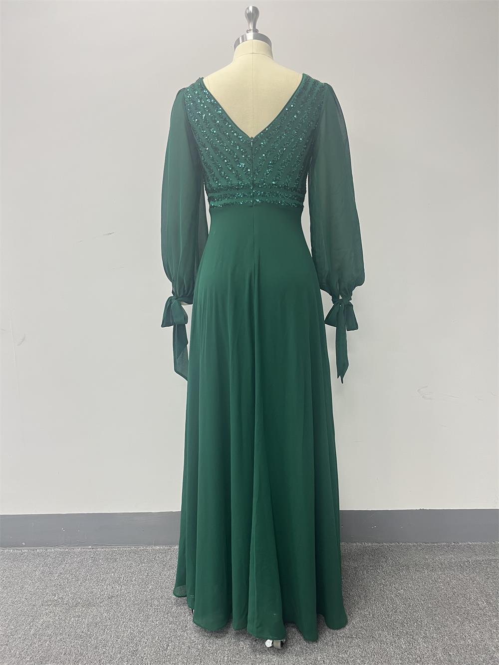 Dlouhé biskupské rukávy, výstřih do V, korzet s flitry, áčkový večerní/formální šaty