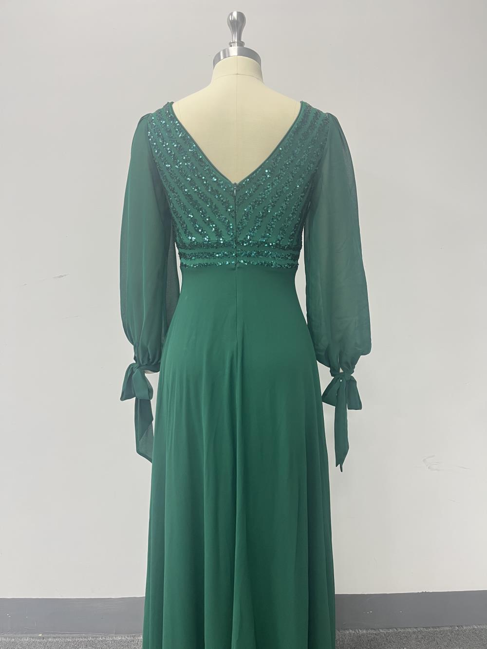 Dlouhé biskupské rukávy, výstřih do V, korzet s flitry, áčkový večerní/formální šaty