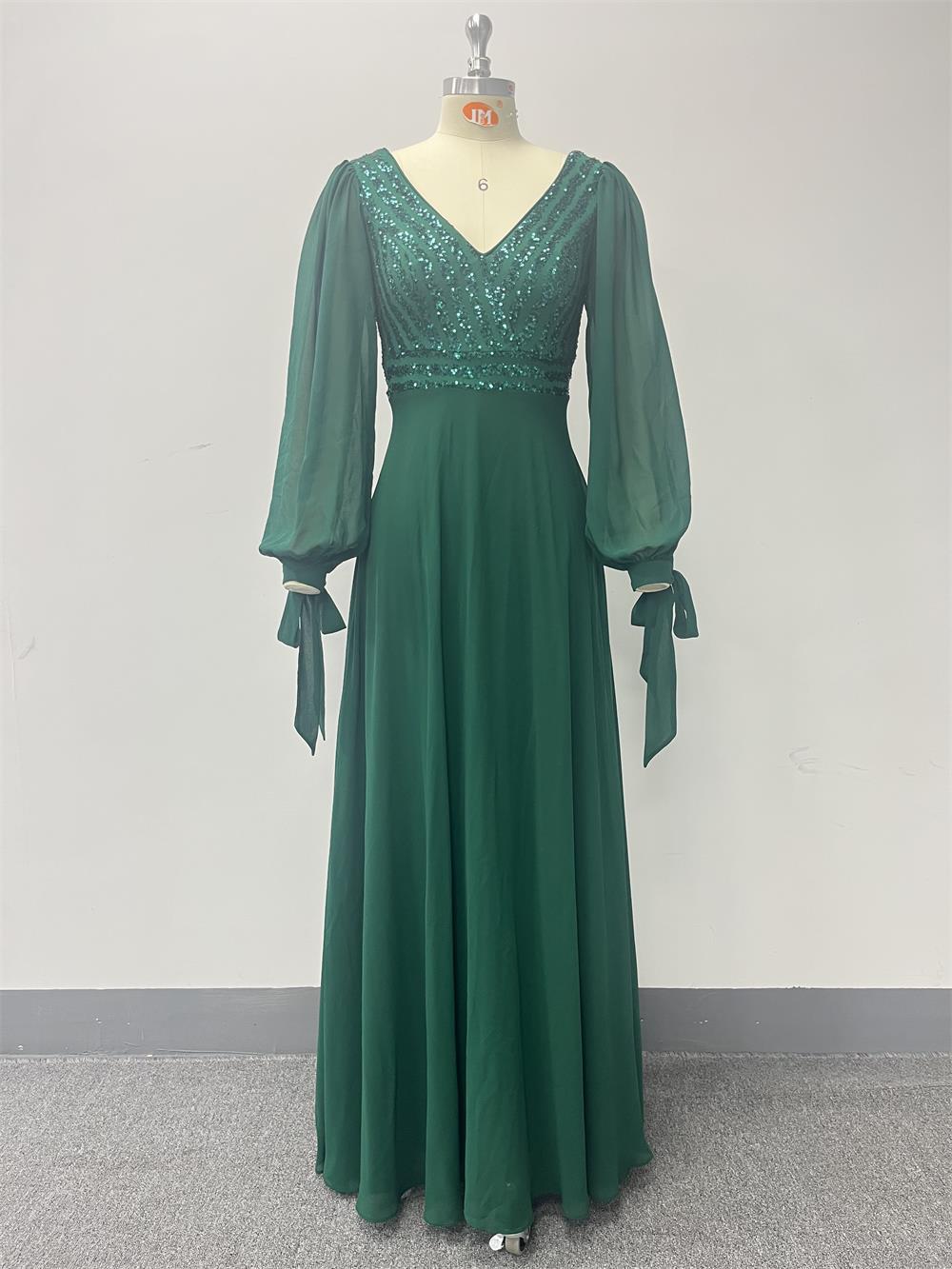 Dlouhé biskupské rukávy, výstřih do V, korzet s flitry, áčkový večerní/formální šaty