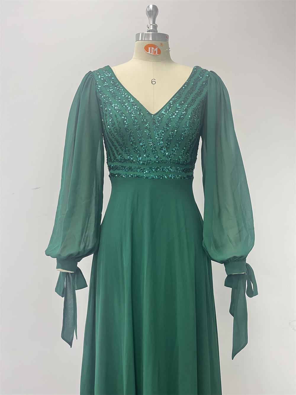 Dlouhé biskupské rukávy, výstřih do V, korzet s flitry, áčkový večerní/formální šaty