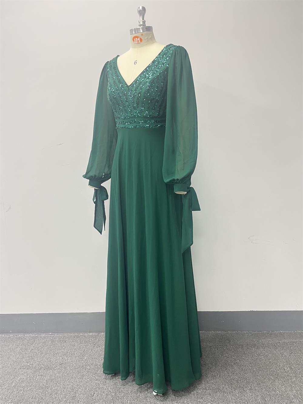 Dlouhé biskupské rukávy, výstřih do V, korzet s flitry, áčkový večerní/formální šaty