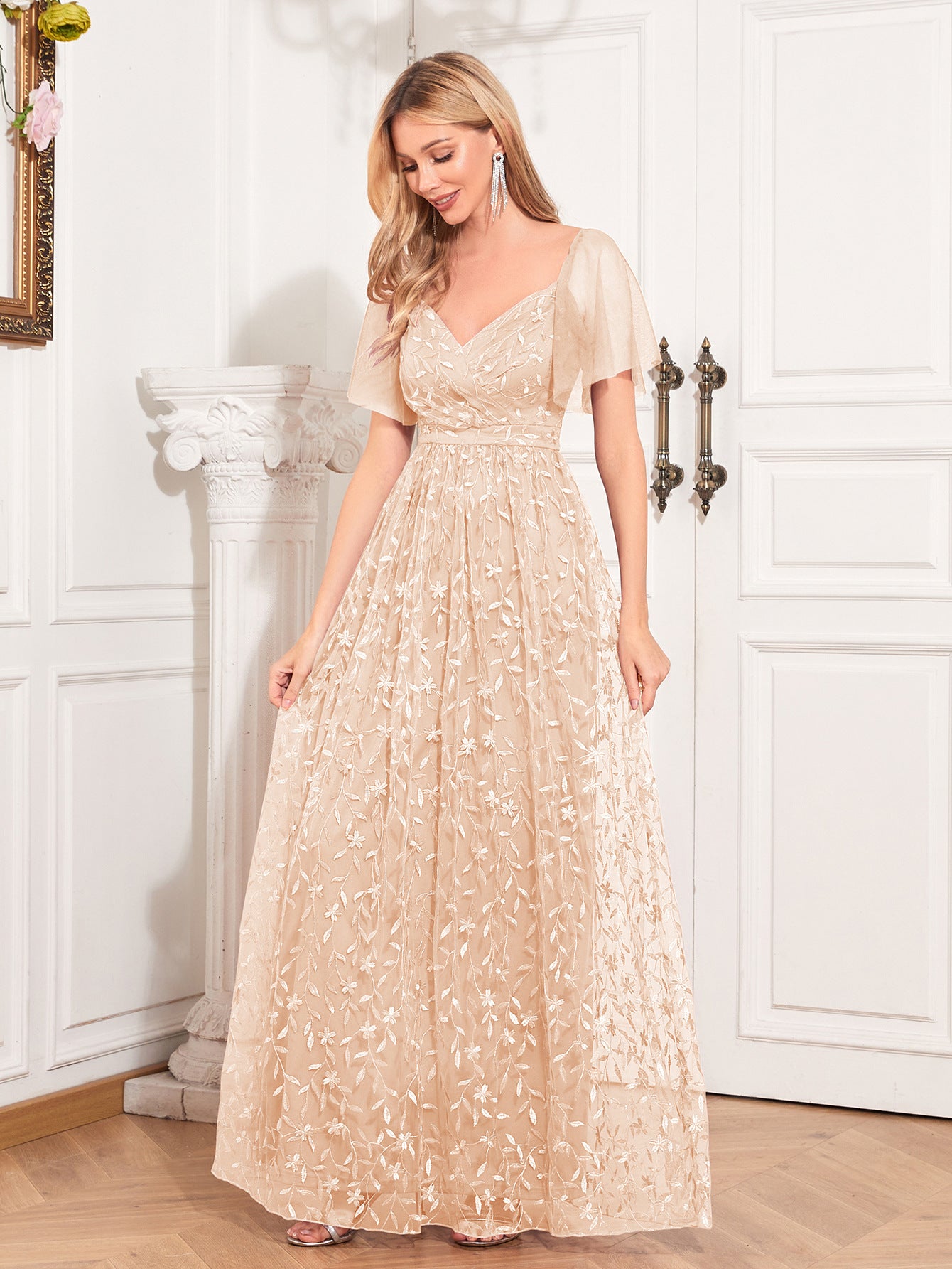 Nádherné maxi plesové šaty s krátkými rukávy, výšivkou a áčkovou sukní