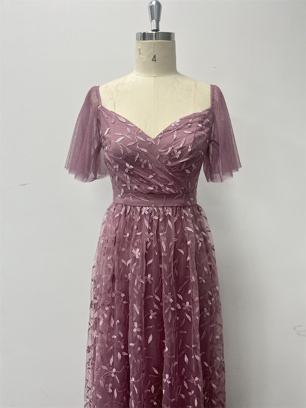 Nádherné maxi plesové šaty s krátkými rukávy, výšivkou a áčkovou sukní