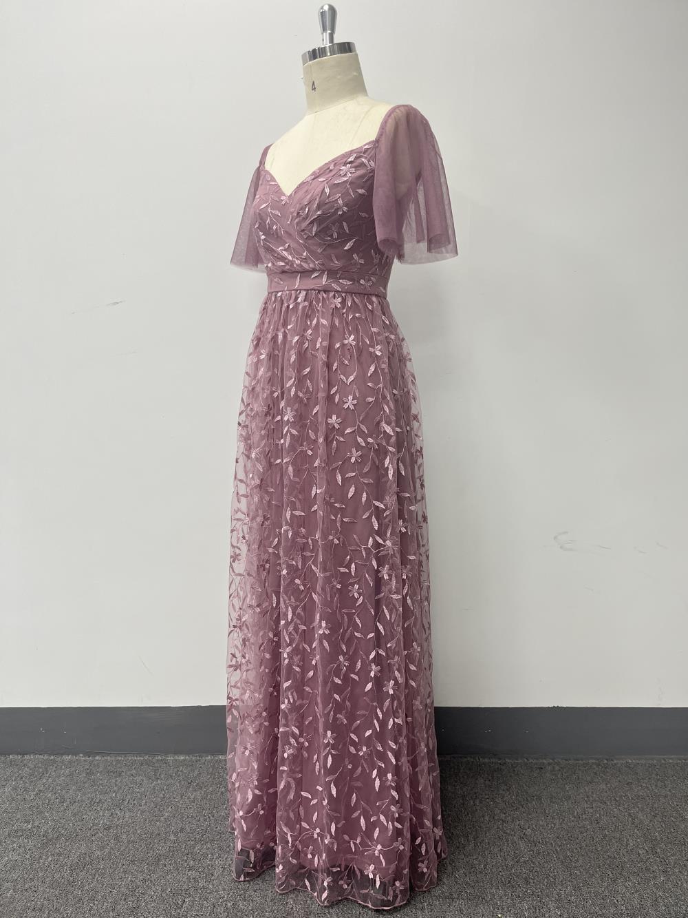 Nádherné maxi plesové šaty s krátkými rukávy, výšivkou a áčkovou sukní