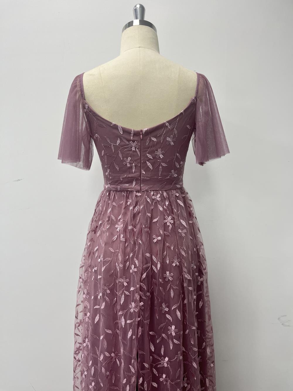 Nádherné maxi plesové šaty s krátkými rukávy, výšivkou a áčkovou sukní