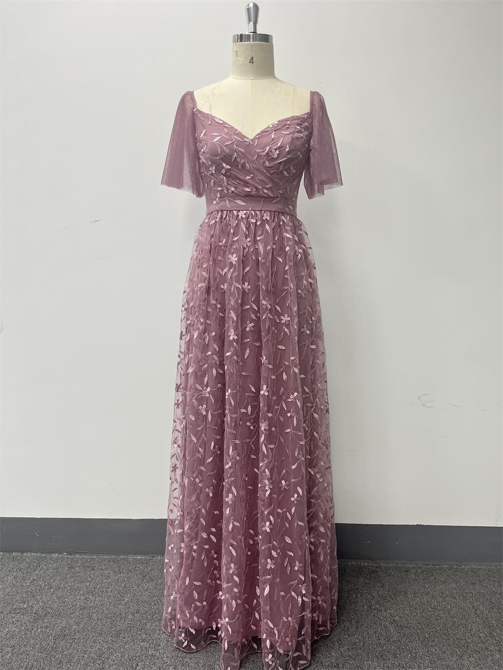 Nádherné maxi plesové šaty s krátkými rukávy, výšivkou a áčkovou sukní