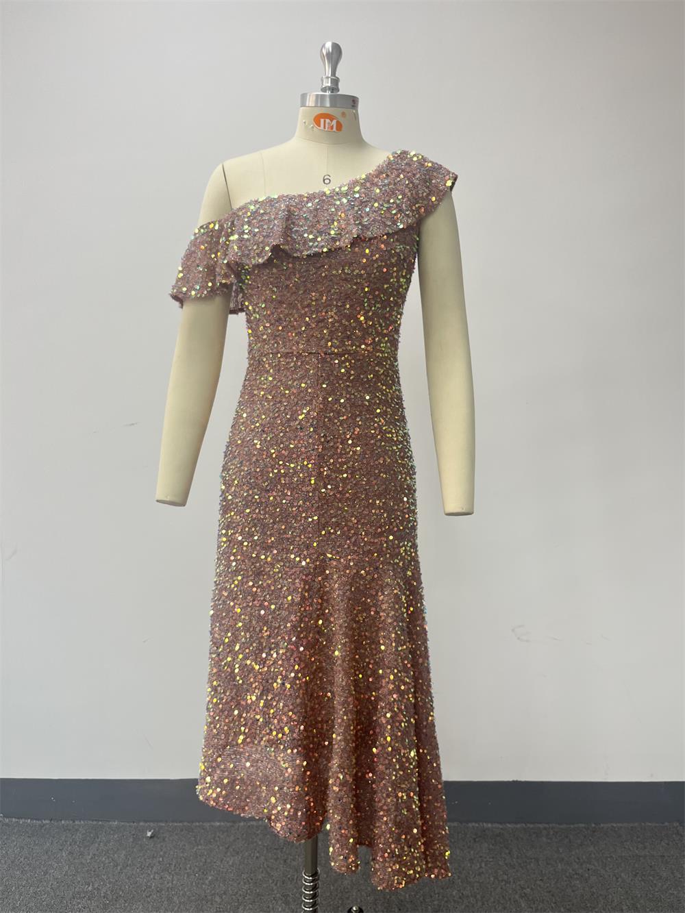 Všestranné třpytivé asymetrické midi večerní šaty s krátkým rukávem