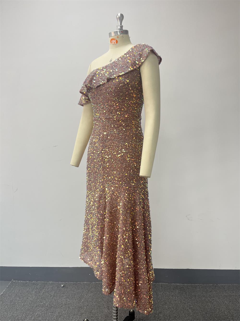 Všestranné třpytivé asymetrické midi večerní šaty s krátkým rukávem