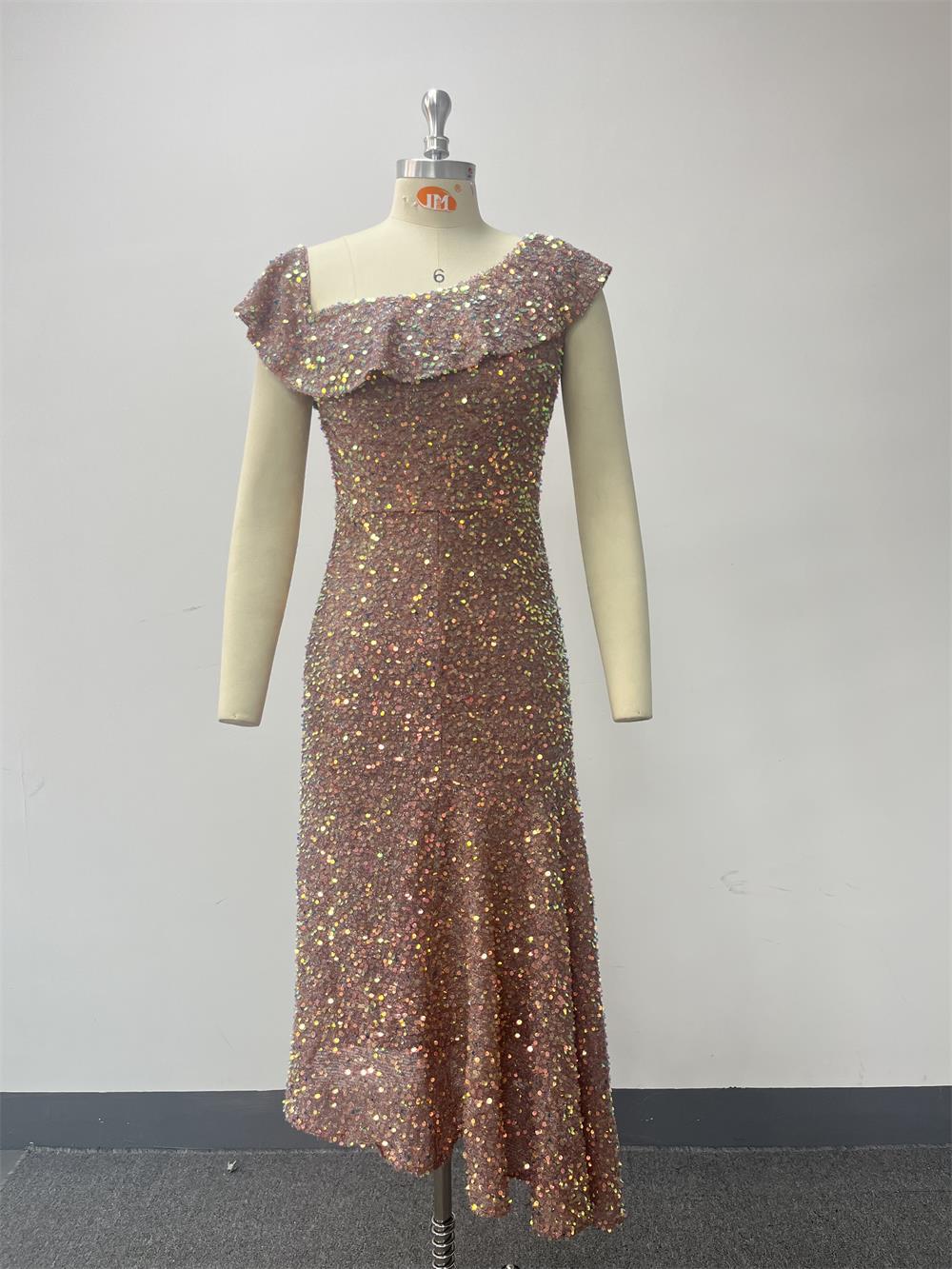 Všestranné třpytivé asymetrické midi večerní šaty s krátkým rukávem