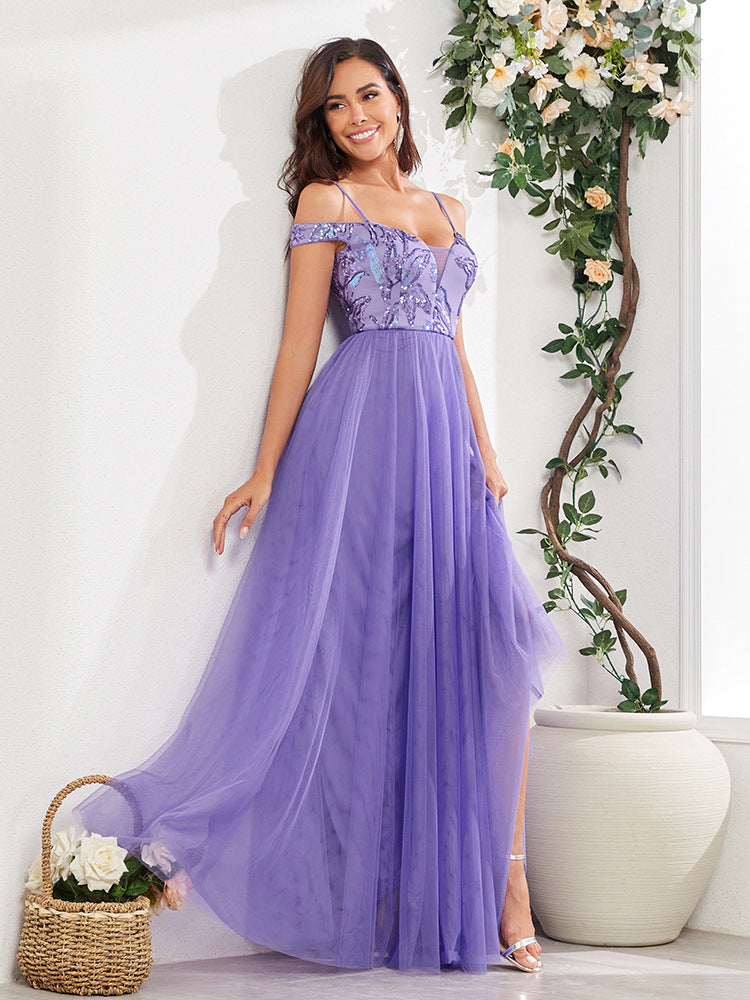 Elegantní večerní šaty s tenkými ramínky, odhalenými rameny, flitrovaným živůtkem a sukní z tylu do áčkového střihu