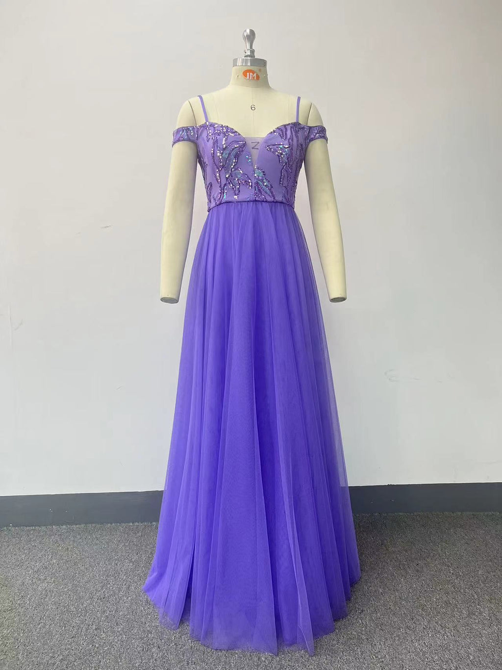 Elegantní večerní šaty s tenkými ramínky, odhalenými rameny, flitrovaným živůtkem a sukní z tylu do áčkového střihu