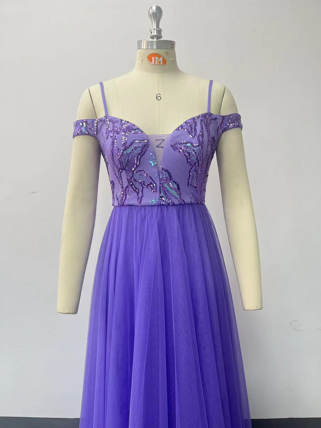 Elegantní večerní šaty s tenkými ramínky, odhalenými rameny, flitrovaným živůtkem a sukní z tylu do áčkového střihu