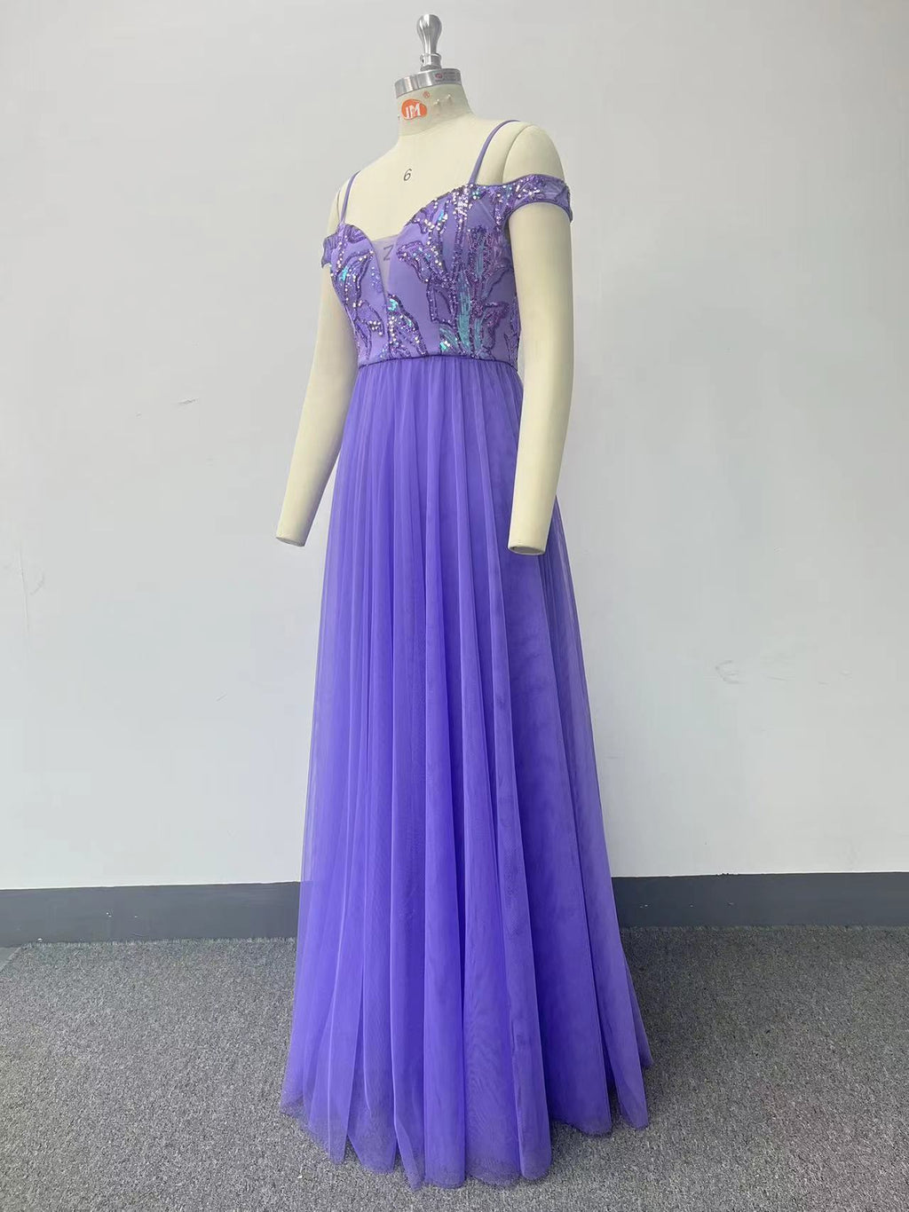 Elegantní večerní šaty s tenkými ramínky, odhalenými rameny, flitrovaným živůtkem a sukní z tylu do áčkového střihu