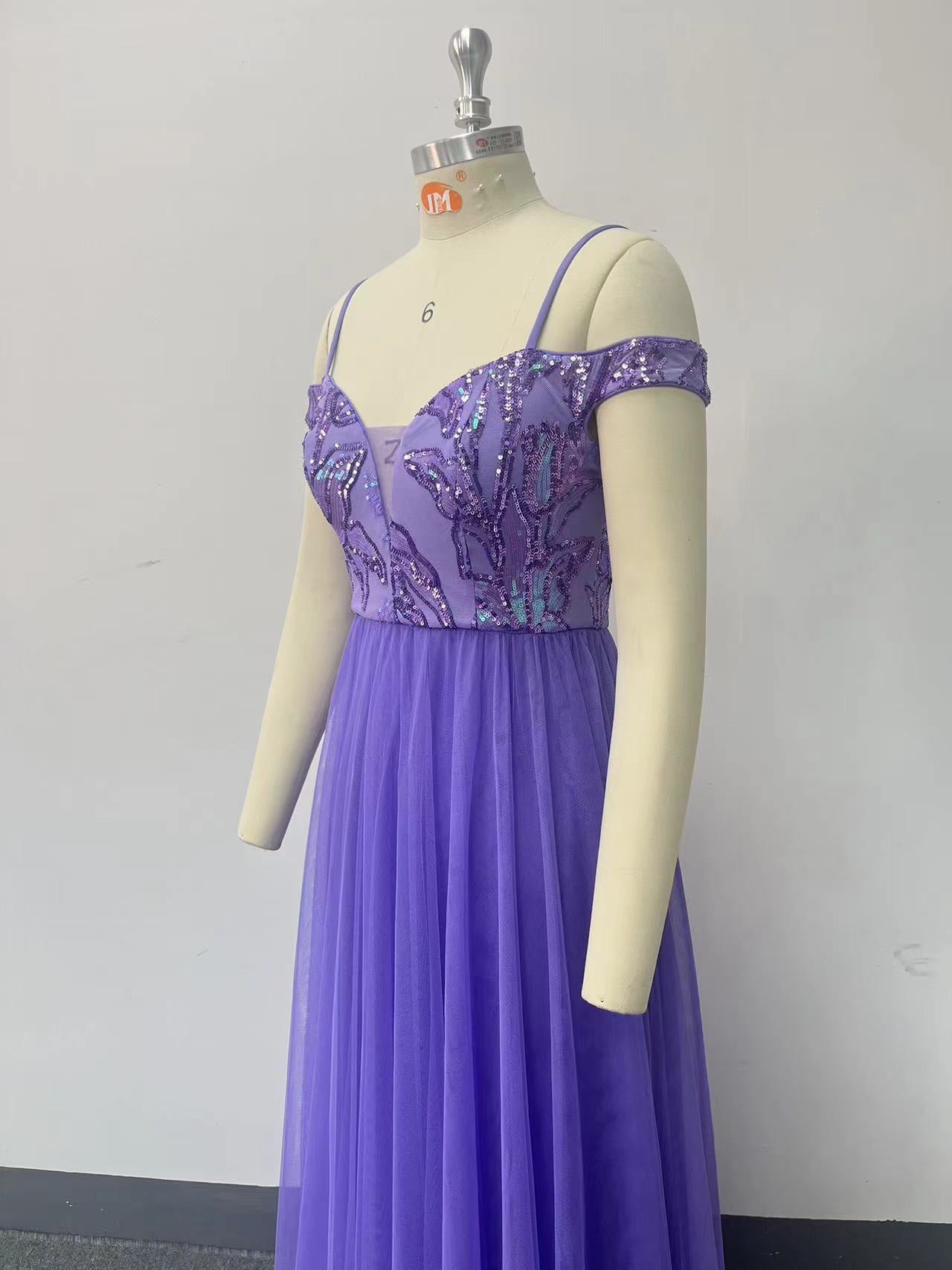 Elegantní večerní šaty s tenkými ramínky, odhalenými rameny, flitrovaným živůtkem a sukní z tylu do áčkového střihu