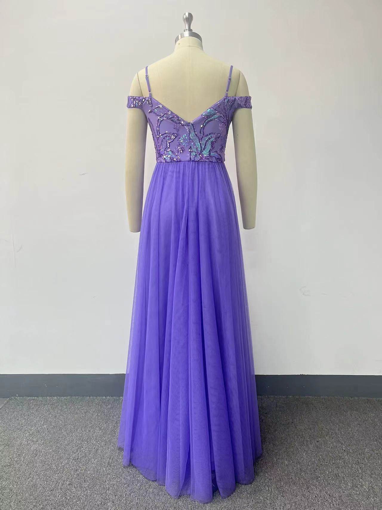 Elegantní večerní šaty s tenkými ramínky, odhalenými rameny, flitrovaným živůtkem a sukní z tylu do áčkového střihu