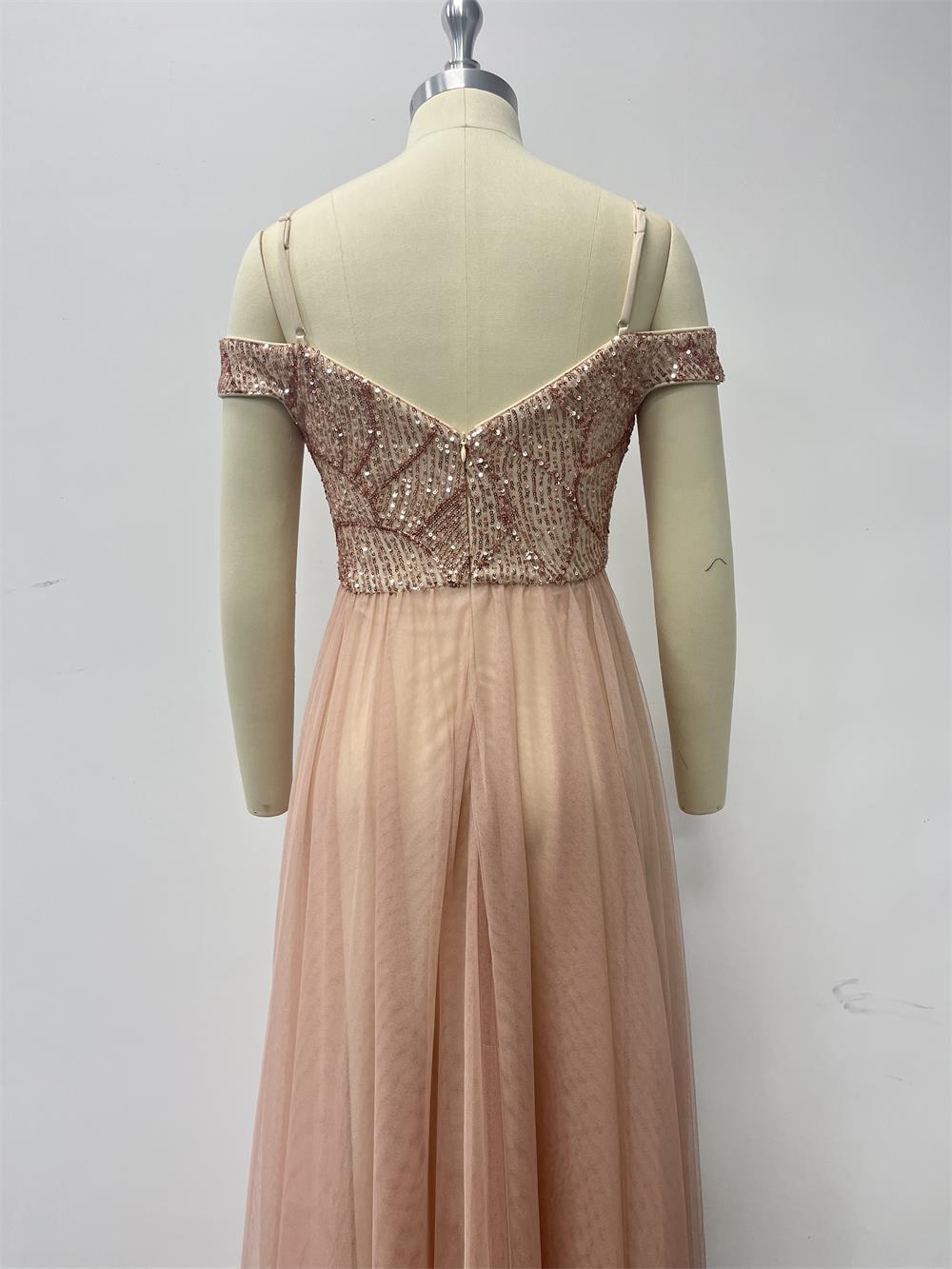 Elegantní večerní šaty s tenkými ramínky, odhalenými rameny, flitrovaným živůtkem a sukní z tylu do áčkového střihu