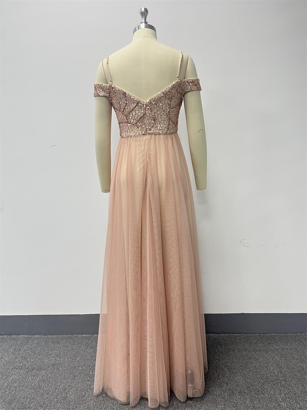 Elegantní večerní šaty s tenkými ramínky, odhalenými rameny, flitrovaným živůtkem a sukní z tylu do áčkového střihu