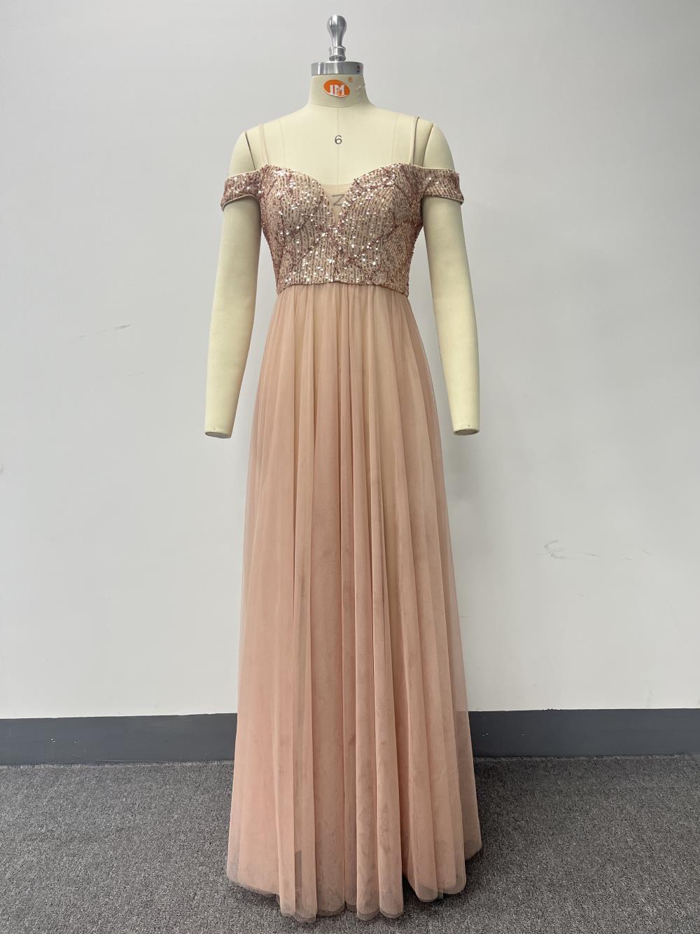 Elegantní večerní šaty s tenkými ramínky, odhalenými rameny, flitrovaným živůtkem a sukní z tylu do áčkového střihu