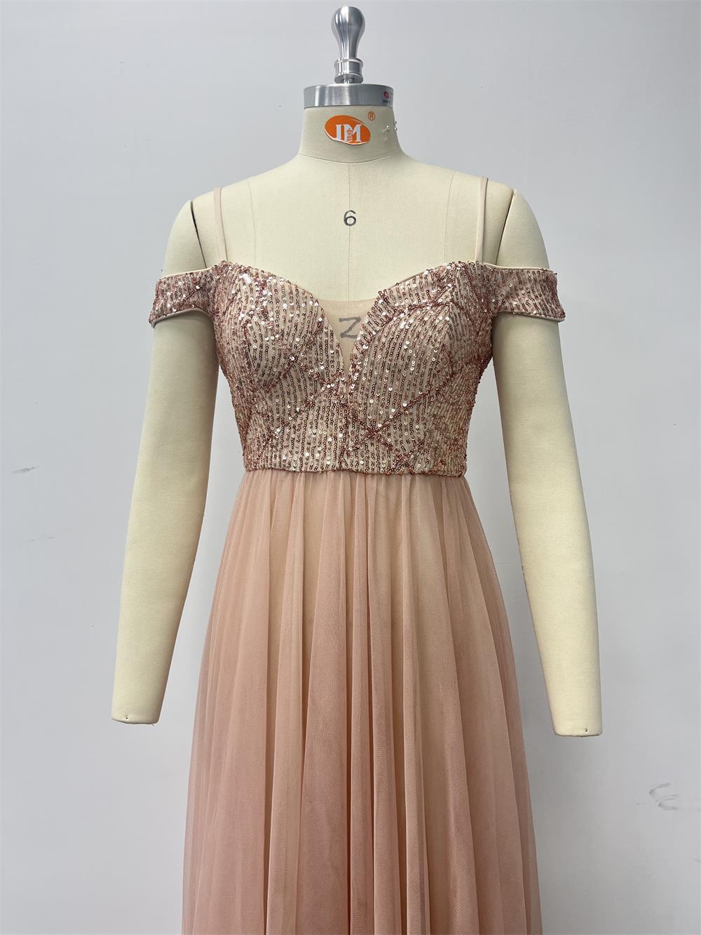 Elegantní večerní šaty s tenkými ramínky, odhalenými rameny, flitrovaným živůtkem a sukní z tylu do áčkového střihu