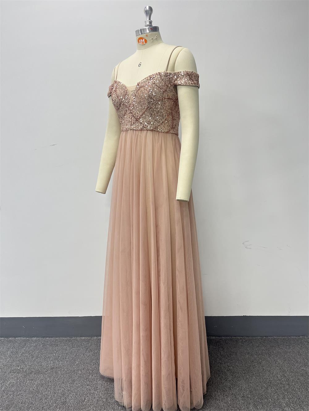 Elegantní večerní šaty s tenkými ramínky, odhalenými rameny, flitrovaným živůtkem a sukní z tylu do áčkového střihu