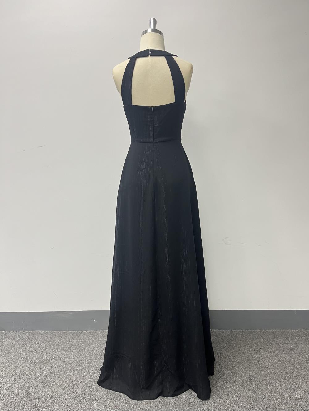 Elegantní maxi formální/večerní šaty s halter výstřihem, průstřihem na zádech, plisovaným živůtkem a áčkovou sukní